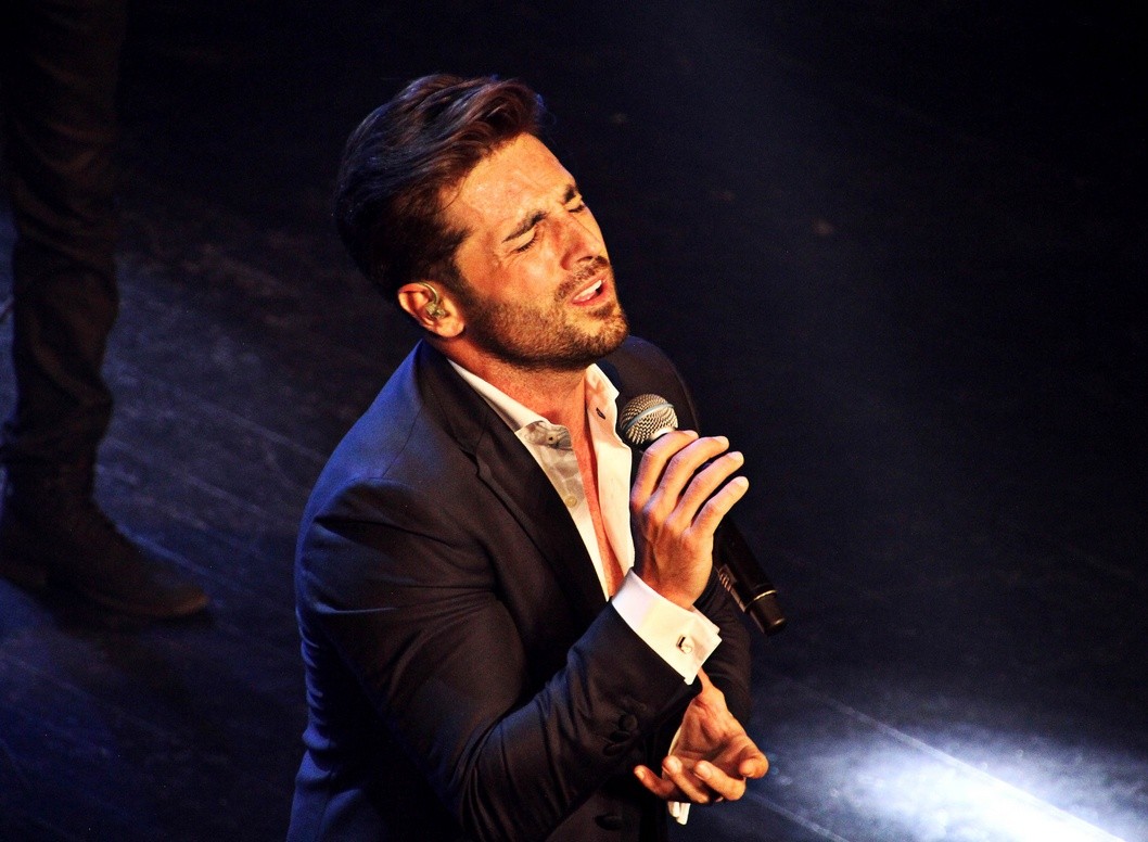 David Bustamante hace disfrutar a cientos de fans con su concierto en el Teatro Castelar David Bustamante hace disfrutar a cientos de fans con su concierto en el Teatro Castelar