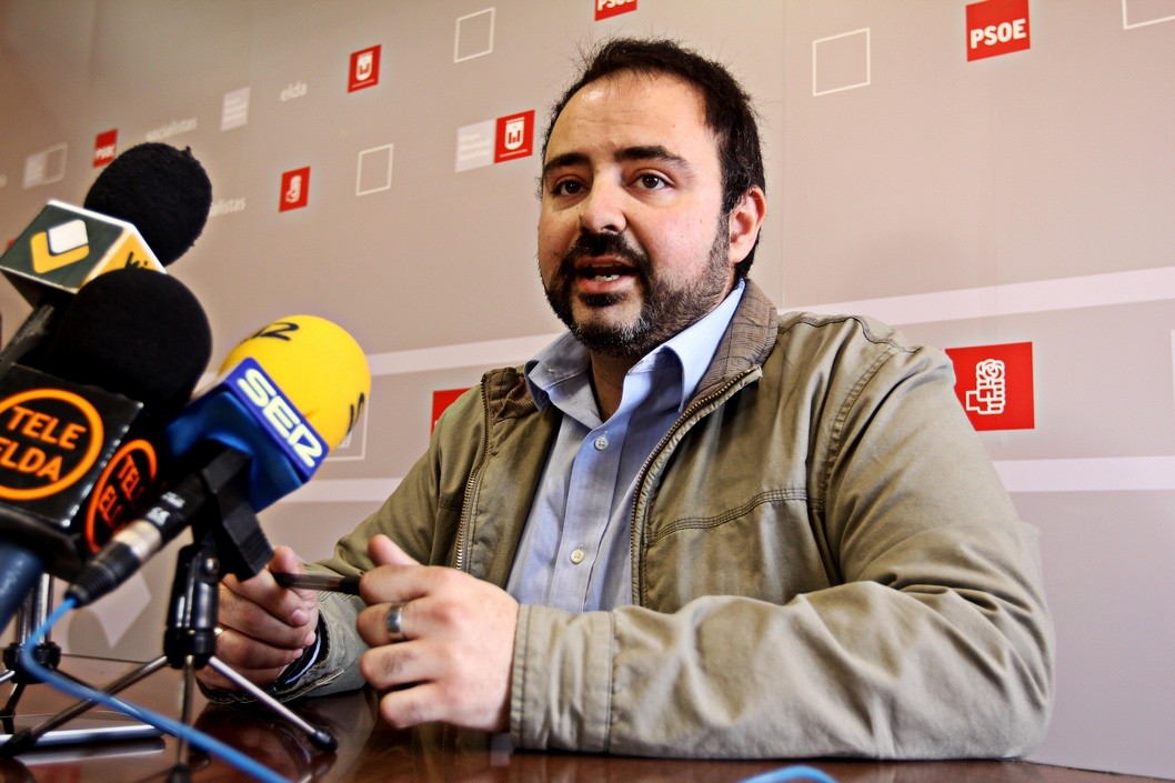 El PSOE insta a Pedrosa a trasladar su despacho a la Policía para comprobar cómo es trabajar en pésimas condiciones El PSOE insta a Pedrosa a trasladar su despacho a la Policía para comprobar cómo es trabajar en pésimas condiciones