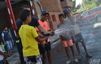 Los ni&ntilde;os saharauis disfrutan de una divertida visita al Parque de Bomberos