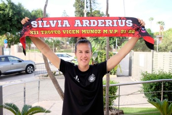 Silvia Arderius recibe el trofeo &ldquo;Vicen Mu&ntilde;oz&rdquo;
