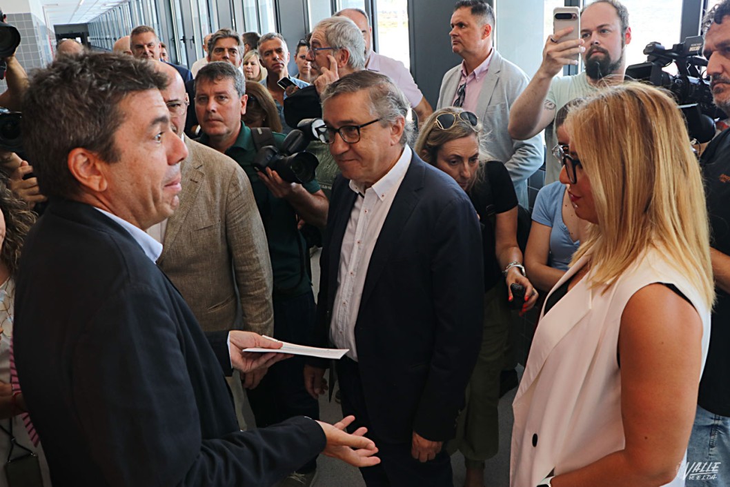 La recepción del IES Azorín en Petrer en una jornada de tensión política La recepción del IES Azorín en Petrer en una jornada de tensión política