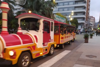 Cientos de personas se suben en el Tren de Navidad