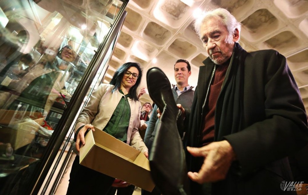 El actor José Sacristán dona unas botas al Museo del Calzado El actor José Sacristán dona unas botas al Museo del Calzado
