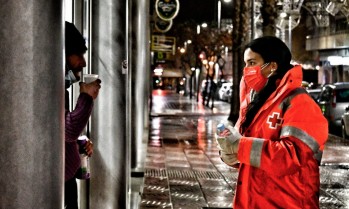 Cruz Roja brinda atenci&oacute;n a personas sin hogar por la ola de fr&iacute;o