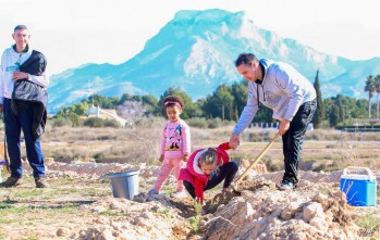 Numerosas familias participan en un multitudinario D&iacute;a del &Aacute;rbol