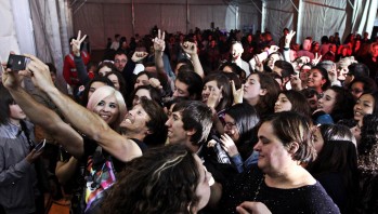 La fiesta "light" del Ayuntamiento re&uacute;ne a cientos de j&oacute;venes en la Ficia