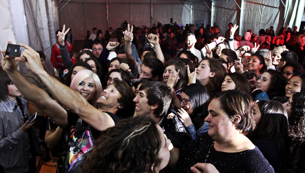 La fiesta "light" del Ayuntamiento reúne a cientos de jóvenes en la Ficia La fiesta "light" del Ayuntamiento reúne a cientos de jóvenes en la Ficia