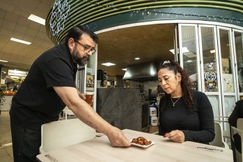 Disfruta los viernes de un refresco y una tapa por 2&rsquo;5 euros en el Mercado Central durante la Navidad