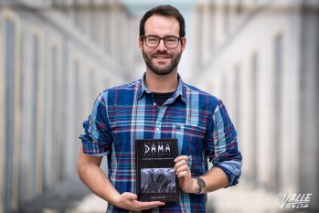 El eldense C&eacute;sar Gras presenta esta tarde su obra "Dama" en el colegio Padre Manj&oacute;n