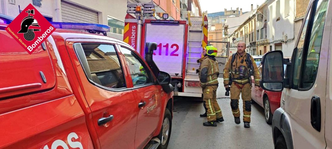 Desalojan un edificio por el incendio de una vivienda Desalojan un edificio por el incendio de una vivienda