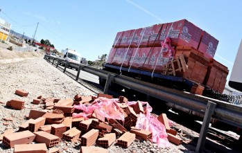 Tres veh&iacute;culos afectados por el desprendimiento de ladrillos de un cami&oacute;n en la autov&iacute;a 