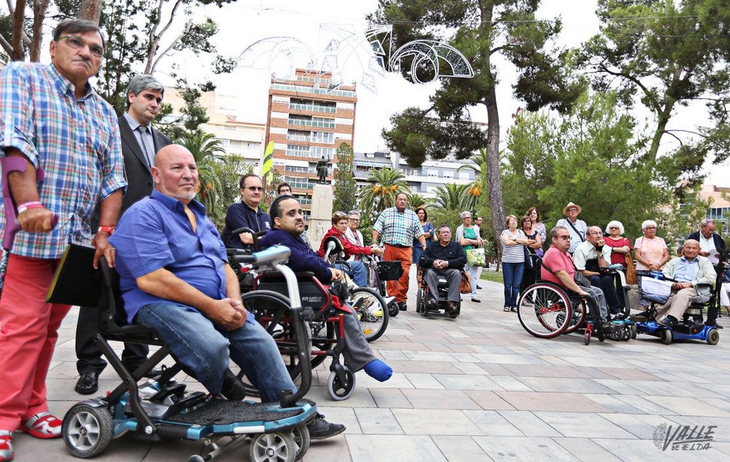 Un grupo de discapacitados reivindica mejoras para desplazarse por la Un grupo de discapacitados reivindica mejoras para desplazarse por la